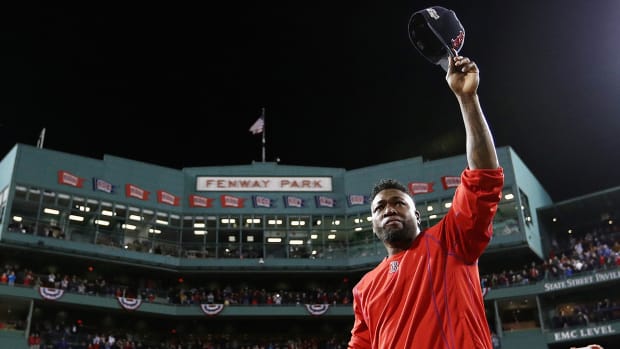 david-ortiz-final-game-salutes-crowd.jpg